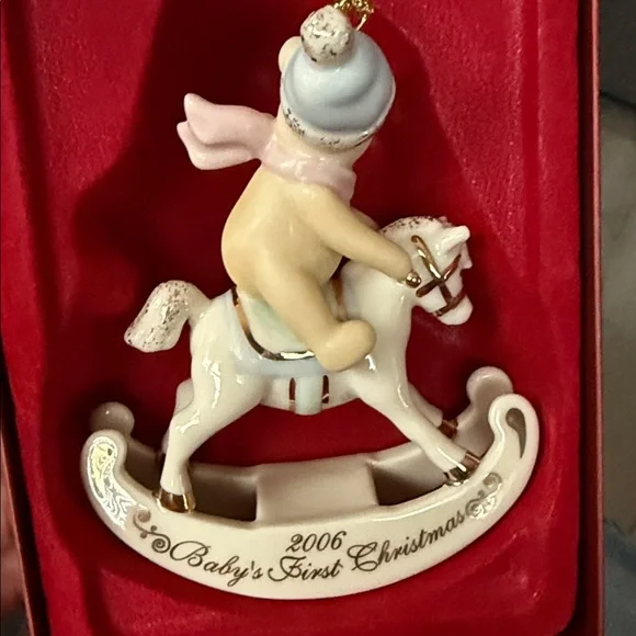 Lenox 2006 Annual Winnie the Pooh Baby’s First Christmas Ornament - Picture 4 of 7